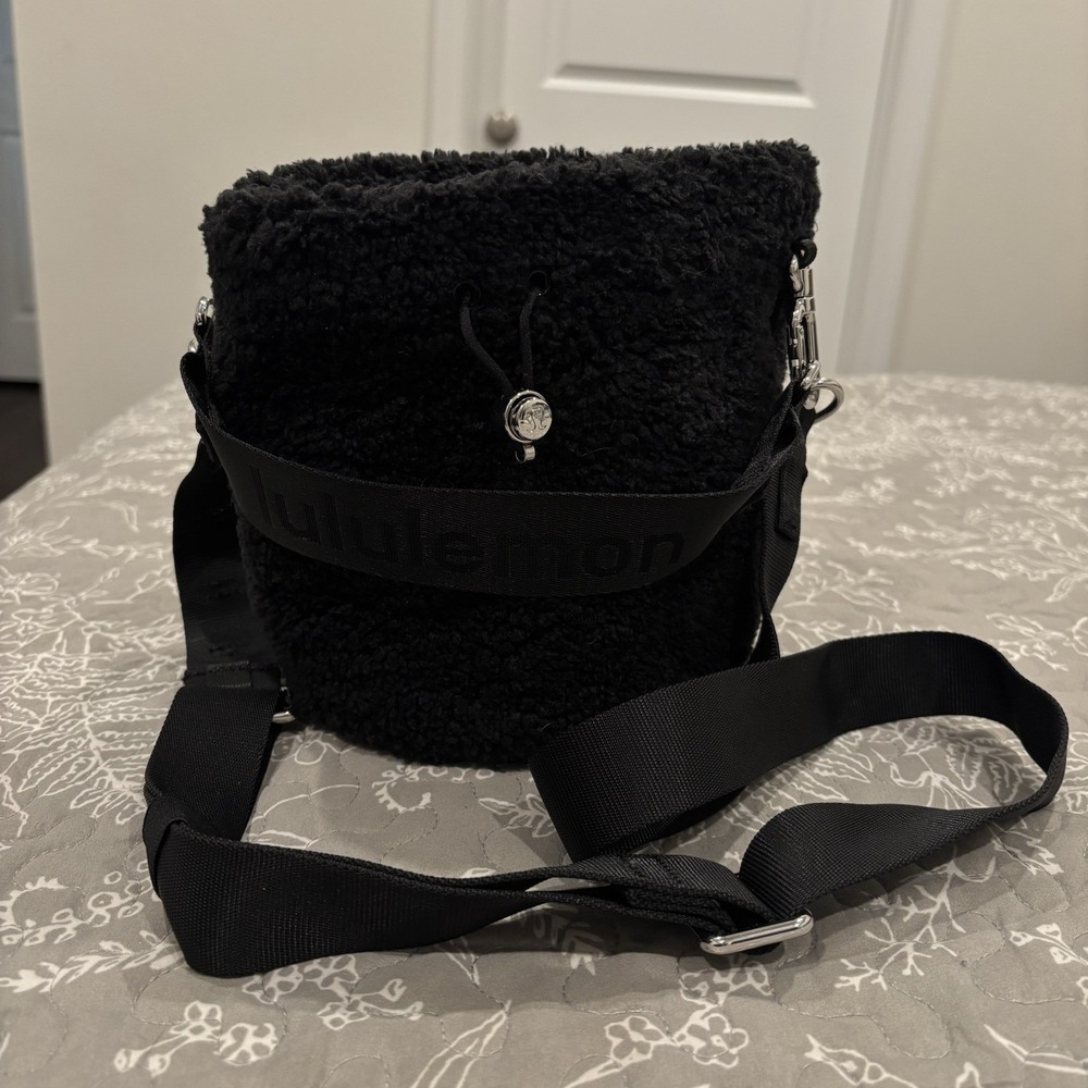 Lululemon Crossbody Fleece Bucket Bag Sherpa  Black Shoulder Purse Fur